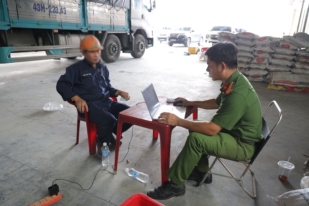 Bên trong đường dây sản xuất phân bón giả nhãn hiệu nổi tiếng - Ảnh 2