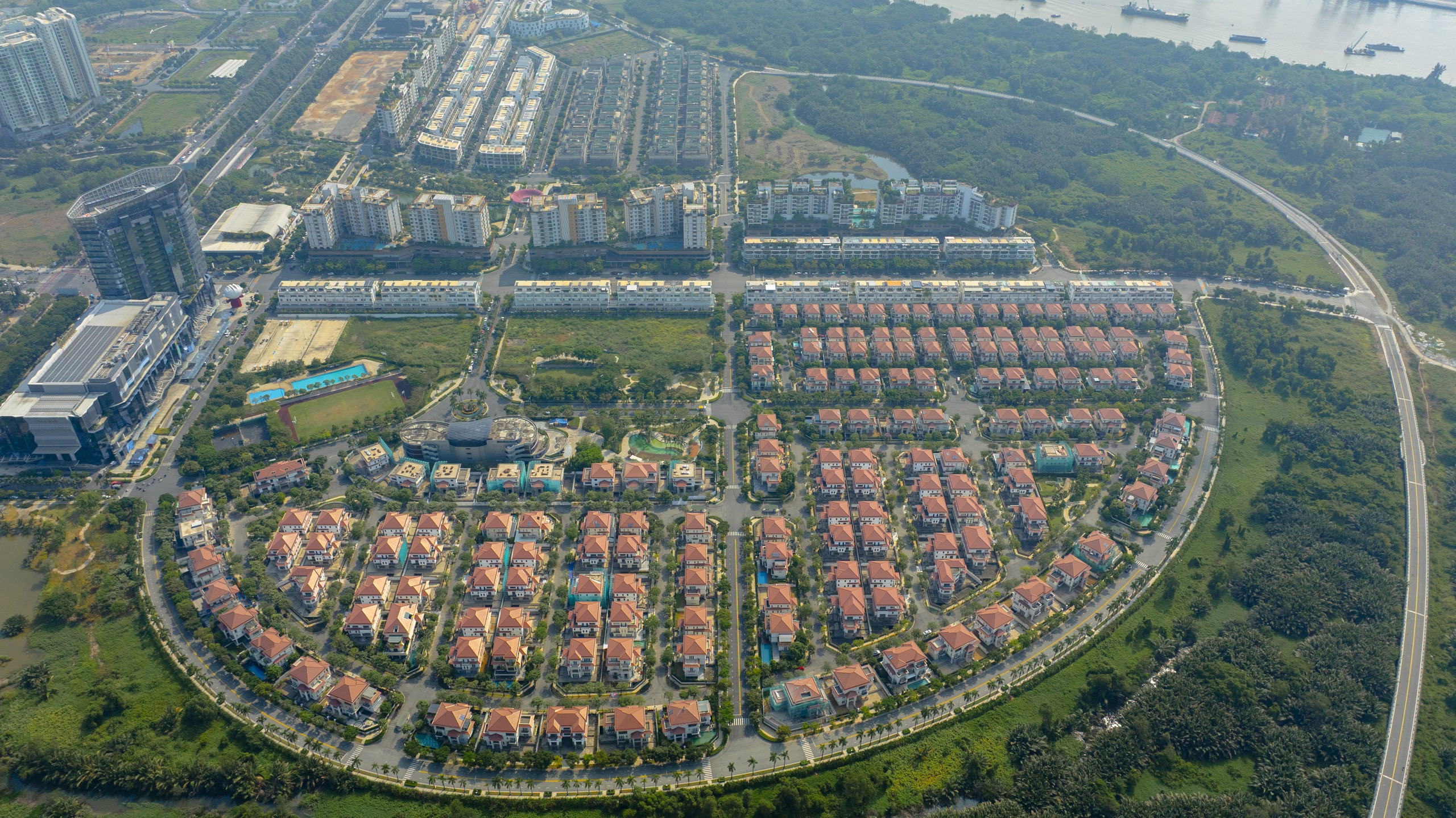 Cận cảnh những khu biệt thự chỉ dành cho giới nhà giàu tại TPHCM, có dự án giá lên đến vài trăm tỷ mỗi căn - Ảnh 6