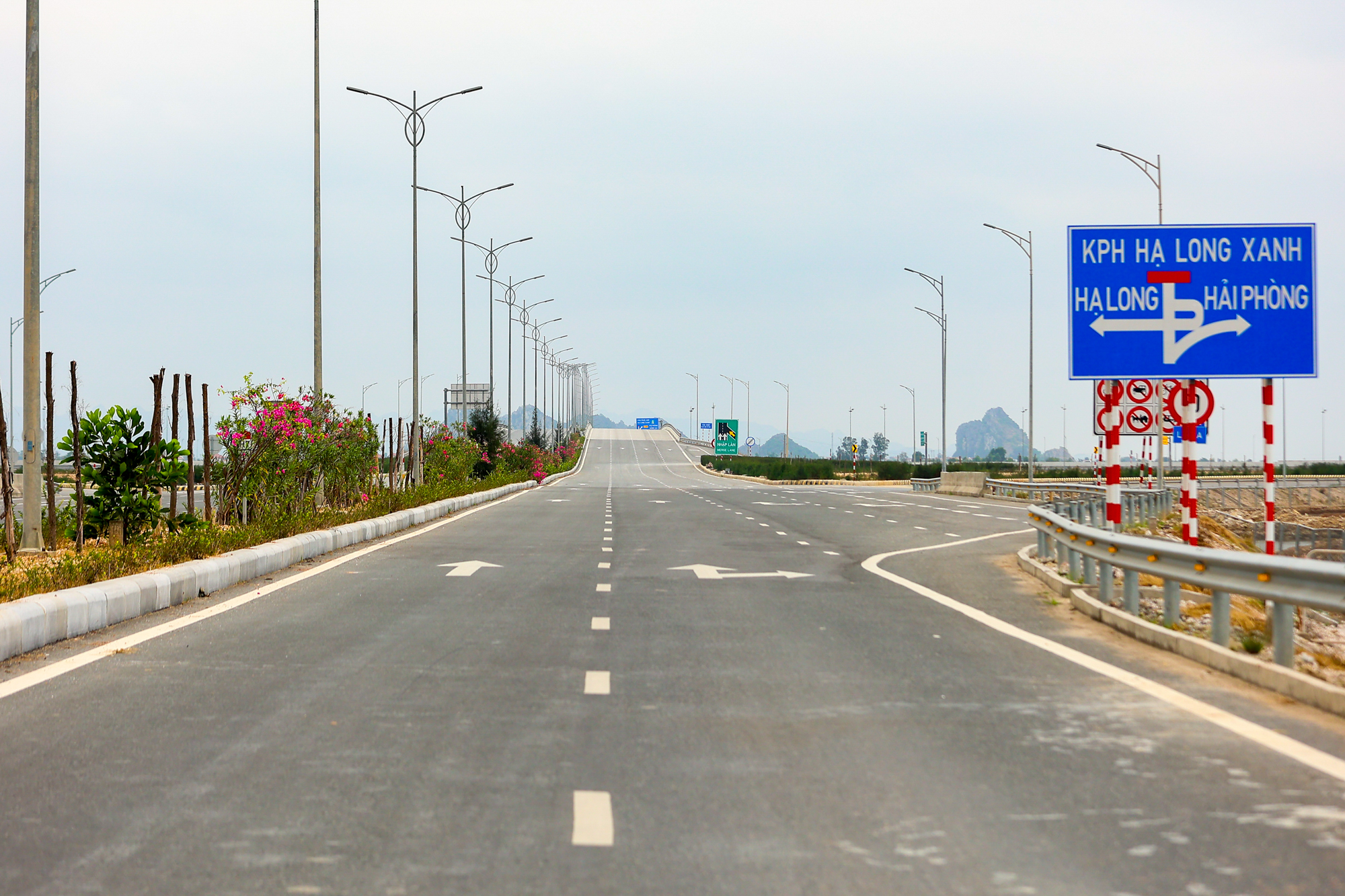 Cận cảnh nút giao rộng gấp 7 lần hồ Hoàn Kiếm, có đường nhánh dài gấp 6 lần nhịp chính cầu Nhật Tân kết nối trực tiếp tới siêu đô thị 18 tỷ USD tại Quảng Ninh - Ảnh 8