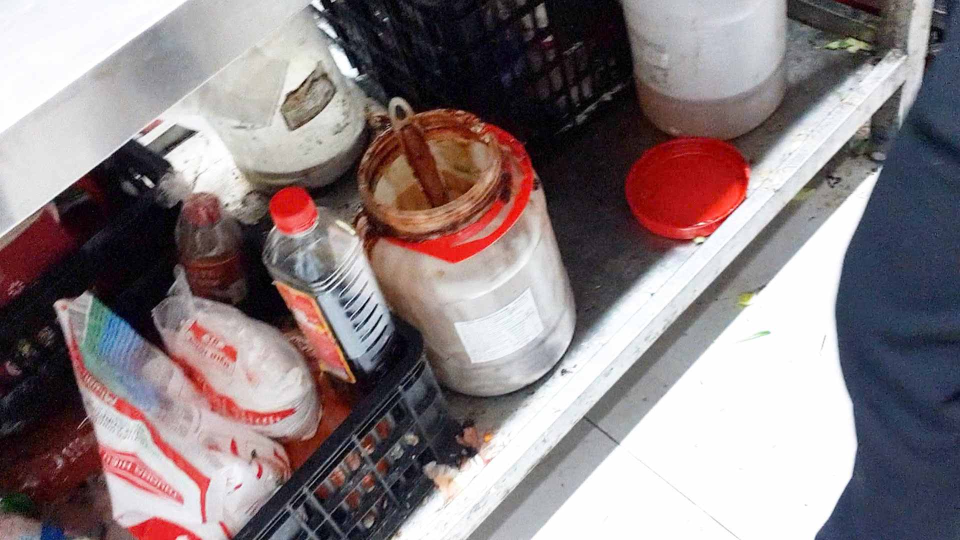 Cơm thố Bách Khoa sau phản ánh khu bếp "nhếch nhác": Khách vẫn ra vào nườm nượp, người khen ngon và tiện, người... hơi lo lắng một chút - Ảnh 2