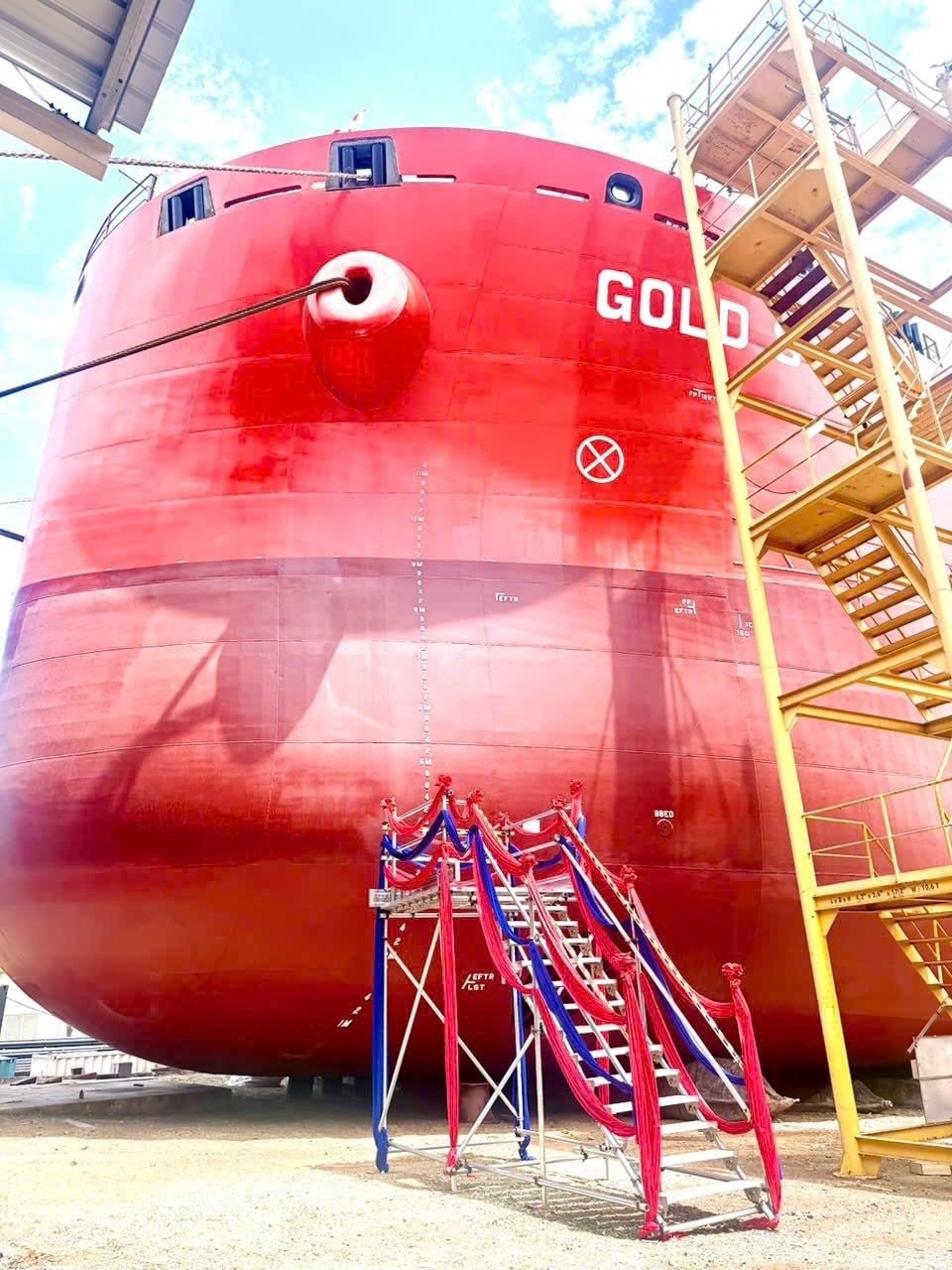 Sau khi làm vòm thép lớn nhất hành tinh, 'đại gia' Việt bất ngờ hạ thủy tàu 21.800 DWT tự đóng lần đầu tiên - Ảnh 2