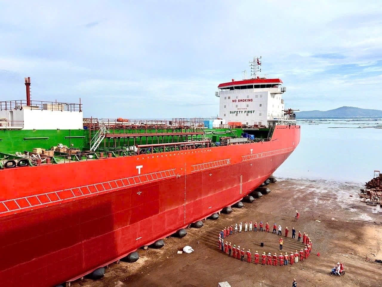 Sau khi làm vòm thép lớn nhất hành tinh, 'đại gia' Việt bất ngờ hạ thủy tàu 21.800 DWT tự đóng lần đầu tiên - Ảnh 1
