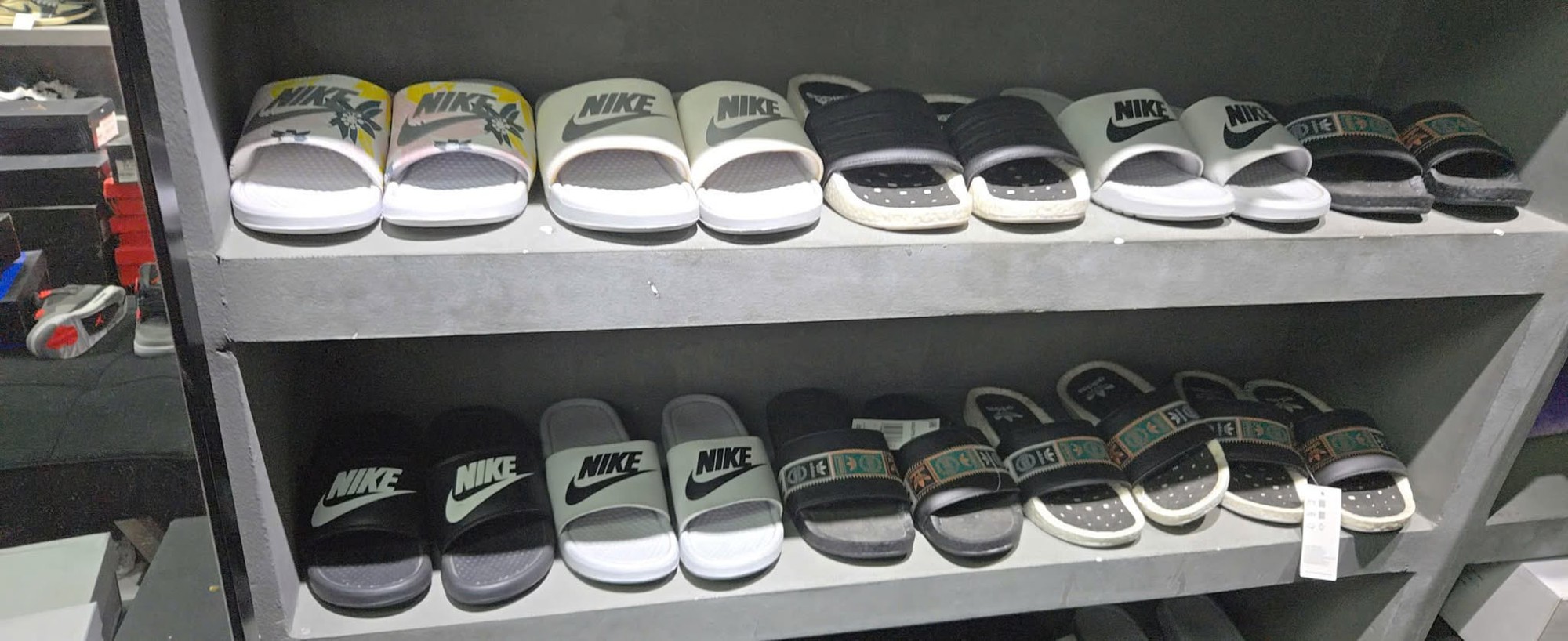 TP.HCM: Khởi tố ông chủ chuỗi K.W Sneaker, thu hơn 1.400 đôi giày giả nhãn hiệu Nike, Adidas, New Balance, Onitsuka Tiger gần 3,4 tỷ đồng - Ảnh 2
