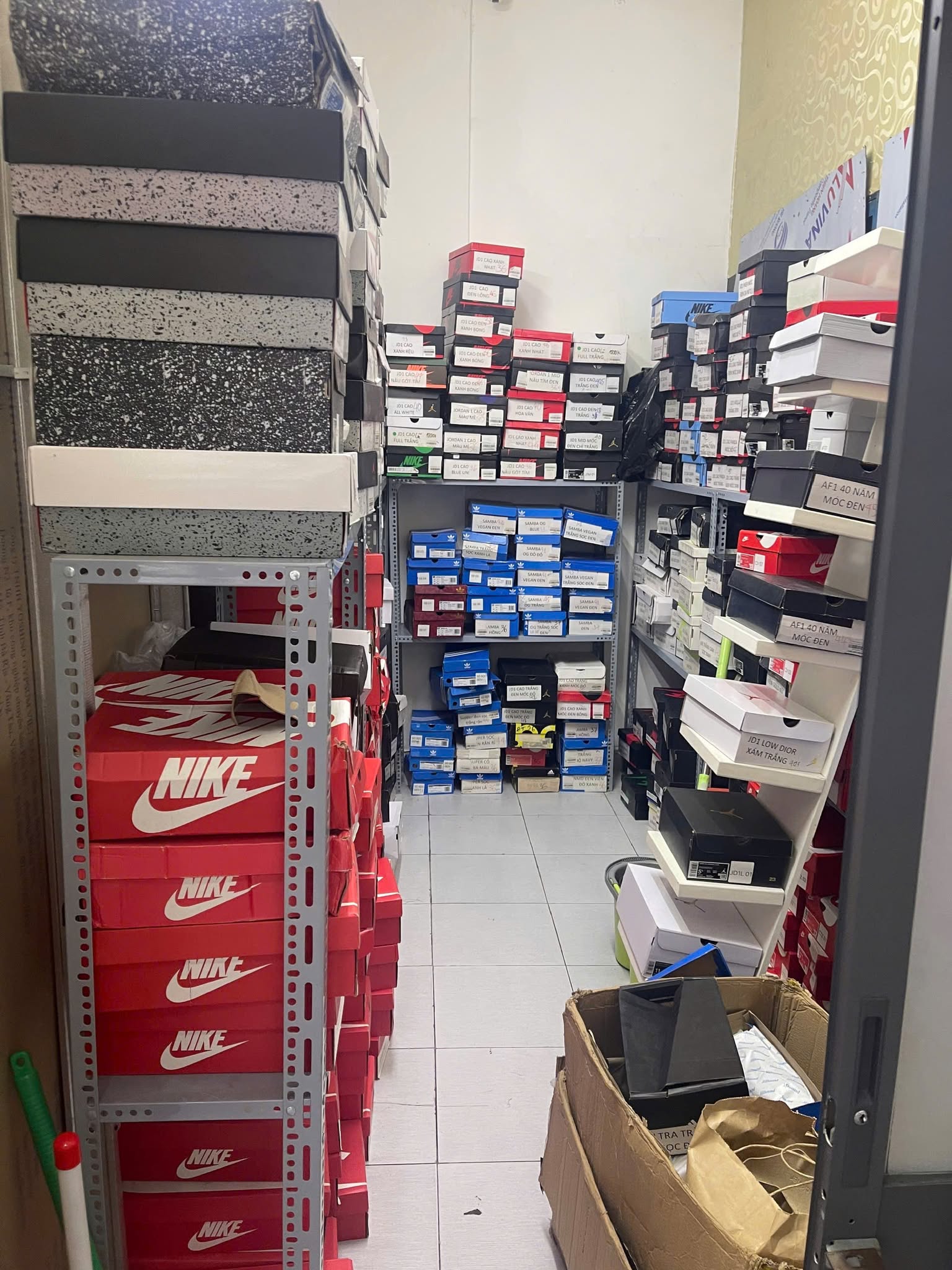 TP.HCM: Khởi tố ông chủ chuỗi K.W Sneaker, thu hơn 1.400 đôi giày giả nhãn hiệu Nike, Adidas, New Balance, Onitsuka Tiger gần 3,4 tỷ đồng - Ảnh 3