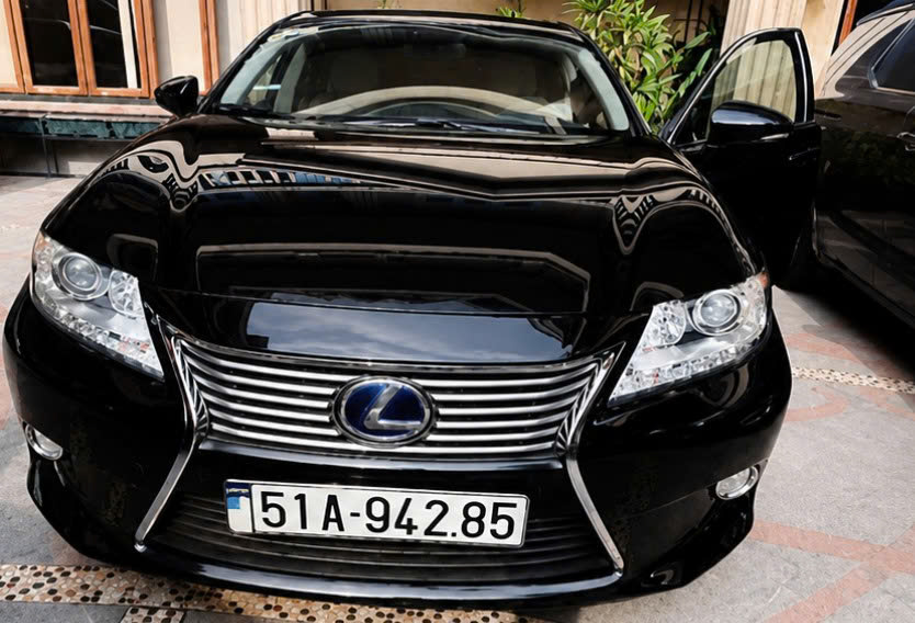 Xe Maybach biển số tứ quý 9999 của bà Trương Mỹ Lan được mua đấu giá hơn 16,6 tỷ đồng - Ảnh 2