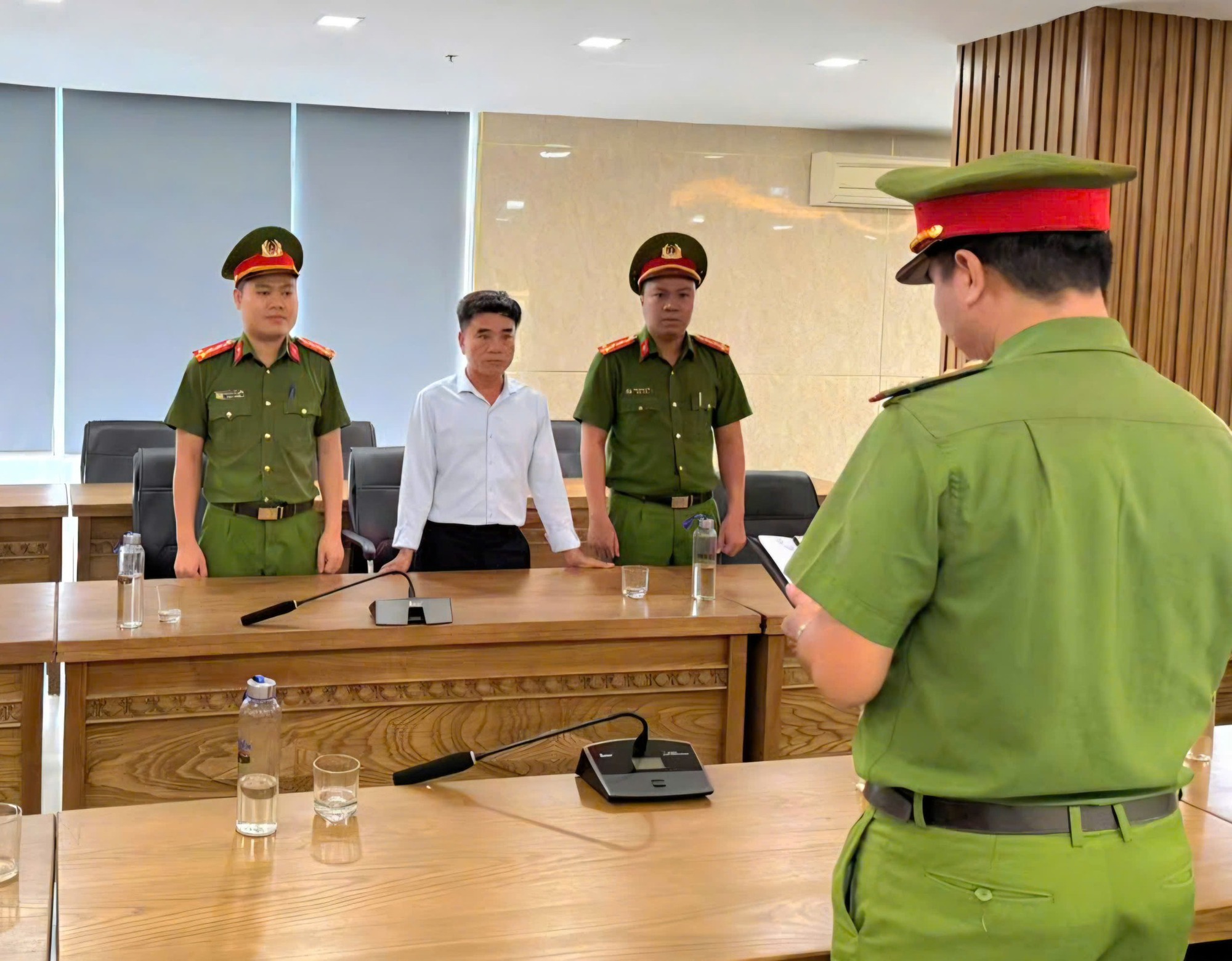 Đột kích xưởng sản xuất, công an phát hiện gần 11.000 hũ yến sào giả chuẩn bị tung ra thị trường - Ảnh 3