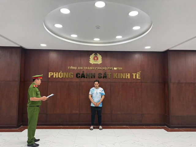 Cận cảnh kho hàng, lời khai gây sốc của ông chủ chuỗi K.W Sneaker Nguyễn Trần Việt Hoàng: Mua giày giả từ các hội nhóm online rồi bán thu lợi nhuận cao - Ảnh 3