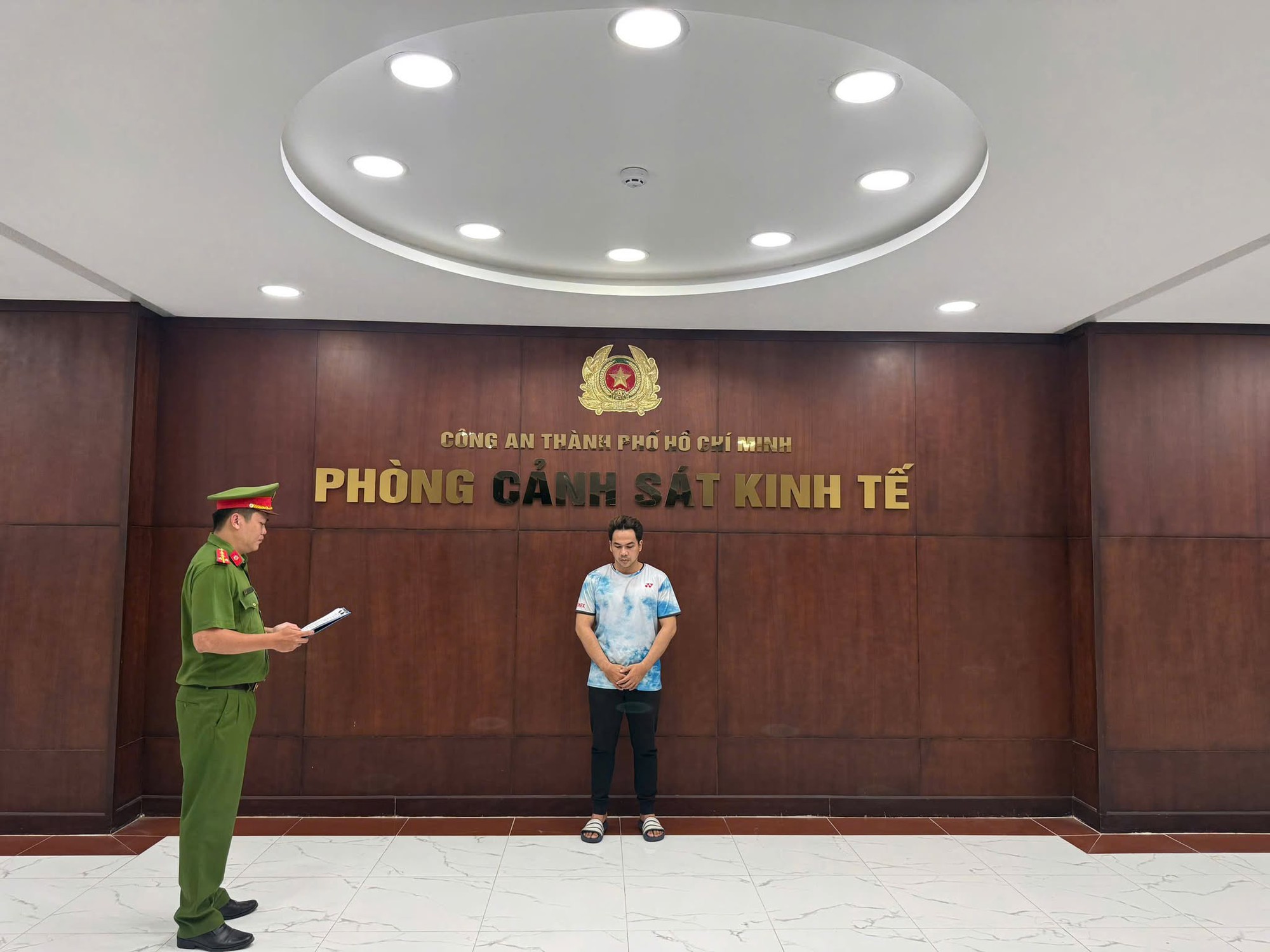 TP.HCM: Khởi tố ông chủ chuỗi K.W Sneaker, thu hơn 1.400 đôi giày giả nhãn hiệu Nike, Adidas, New Balance, Onitsuka Tiger gần 3,4 tỷ đồng - Ảnh 1