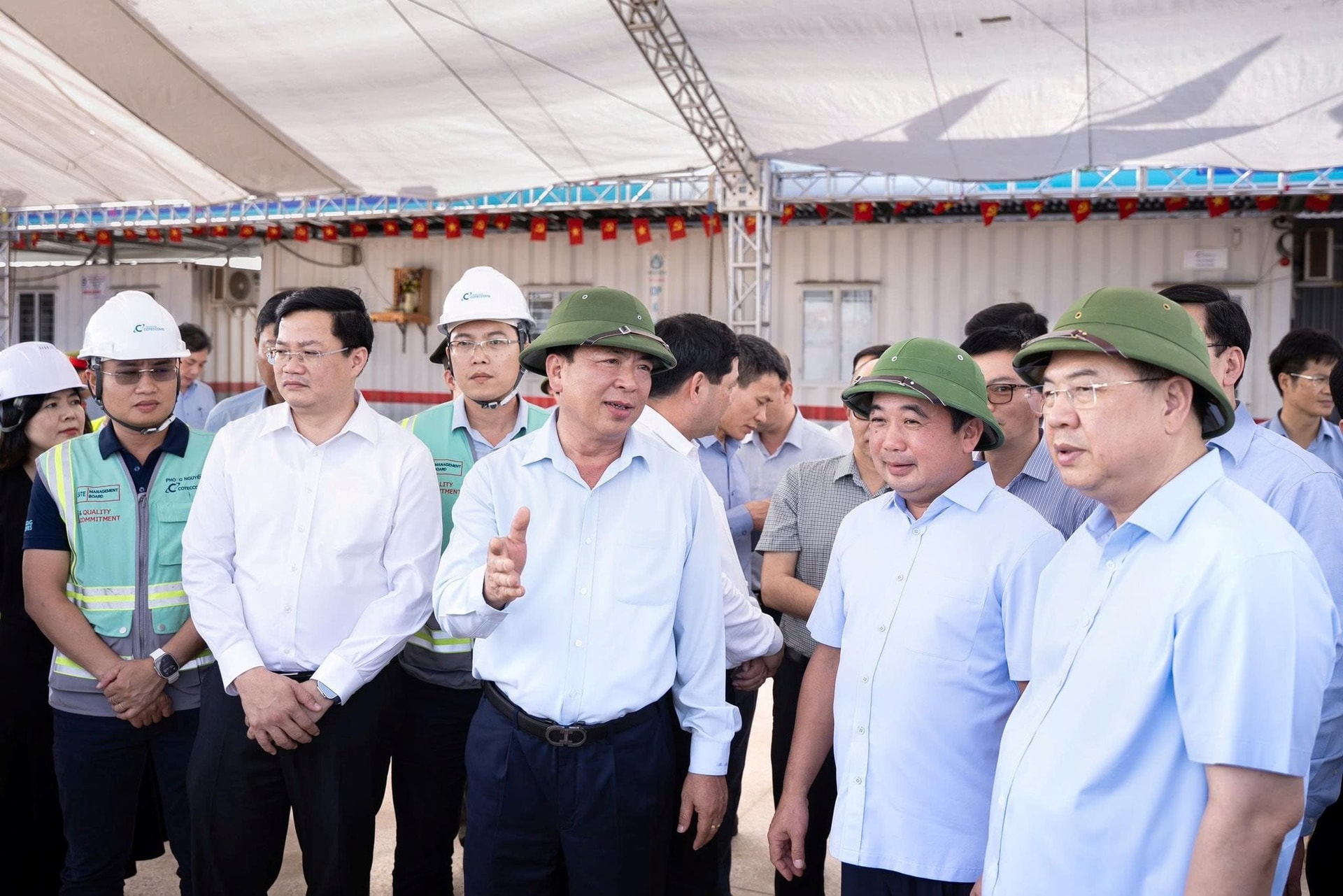 Khoảnh khắc tổng thầu chạy đua ngày đêm kịp hoàn thành siêu sân bay 200.000 tỷ lớn nhất miền Bắc - Ảnh 1