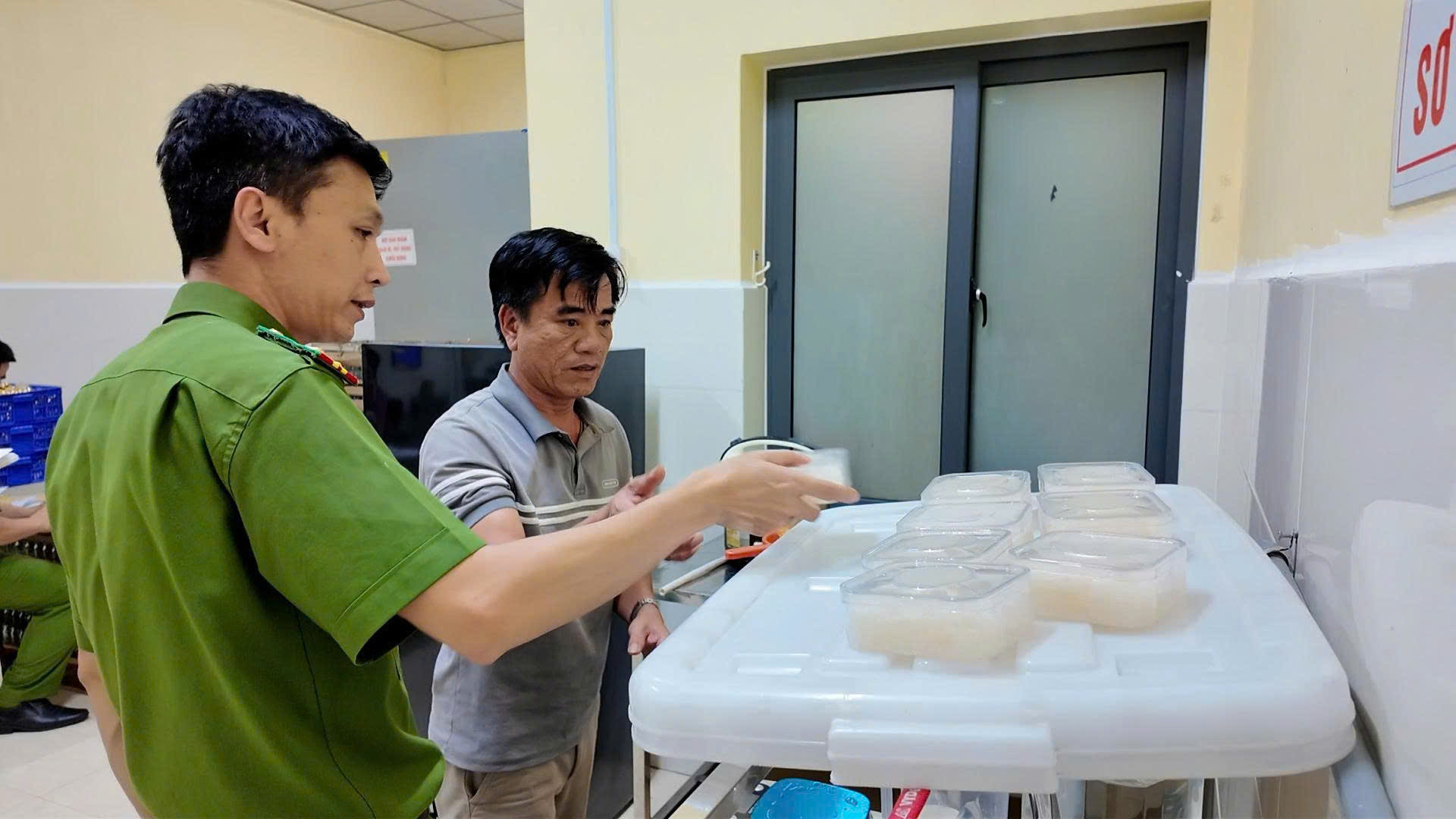 Đột kích xưởng sản xuất, công an phát hiện gần 11.000 hũ yến sào giả chuẩn bị tung ra thị trường - Ảnh 1