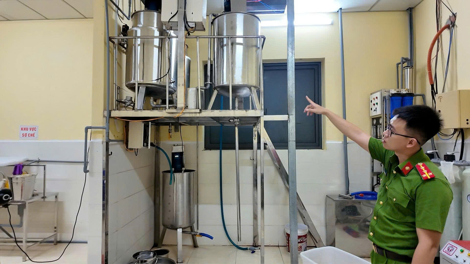 Đột kích xưởng sản xuất, công an phát hiện gần 11.000 hũ yến sào giả chuẩn bị tung ra thị trường - Ảnh 4