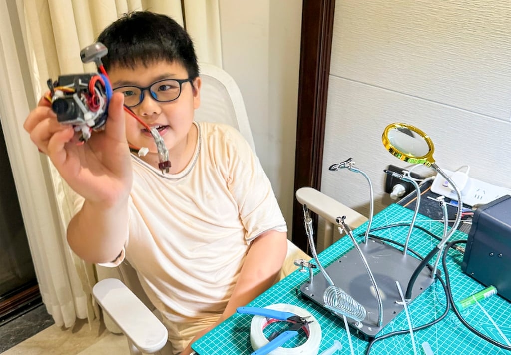 Cậu bé người Trung Quốc gây chú ý dư luận khi 'tự chế tạo' động cơ phản lực turbo ngay trong phòng khách nhà mình - Ảnh 1