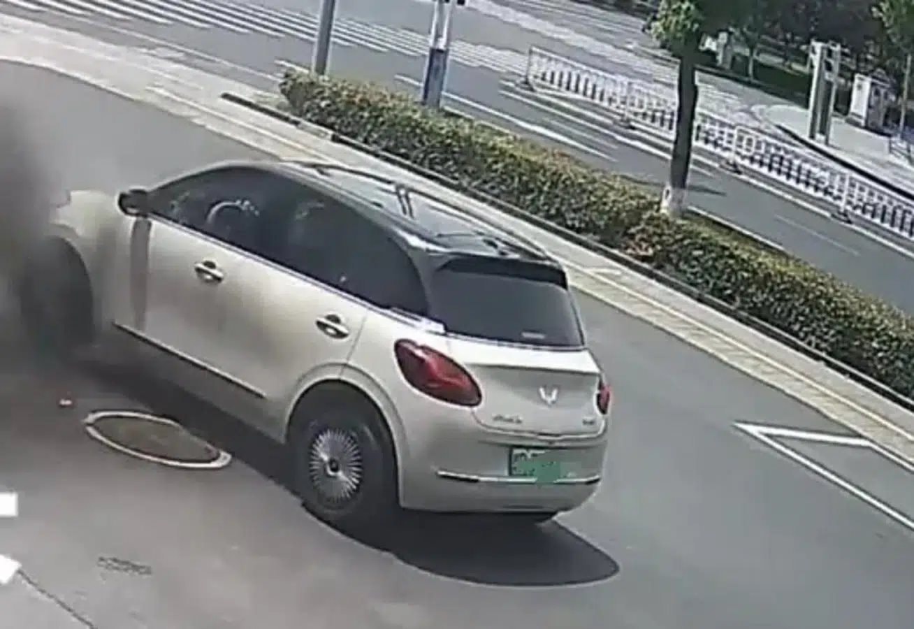 Không sạc, không sử dụng, một chiếc xe điện quen mặt của Trung Quốc bất ngờ bốc cháy - Ảnh 2