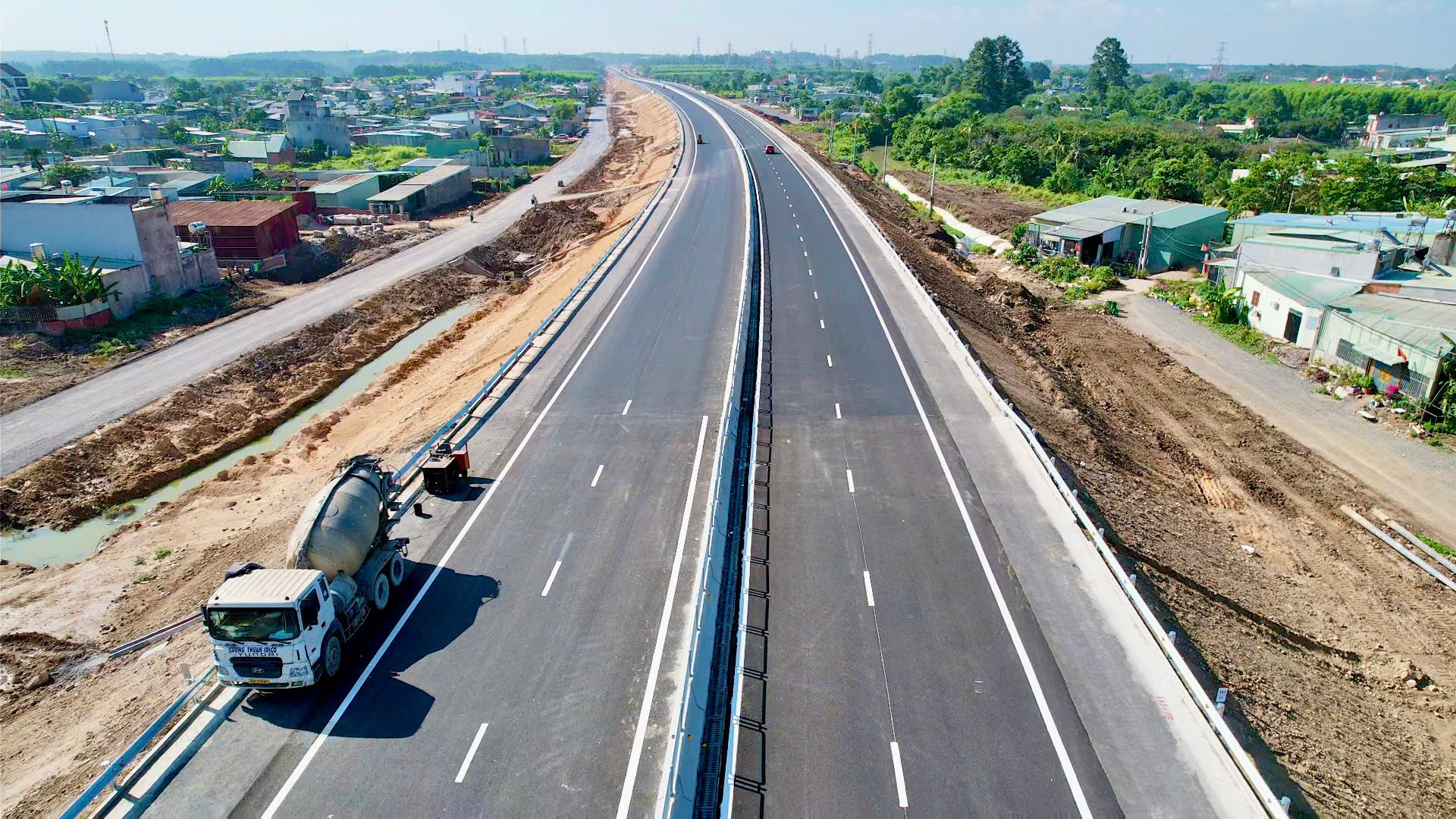 Cận cảnh toàn tuyến đường cao tốc nối TP Đồng Nai với TPHCM trước ngày thông xe - Ảnh 4