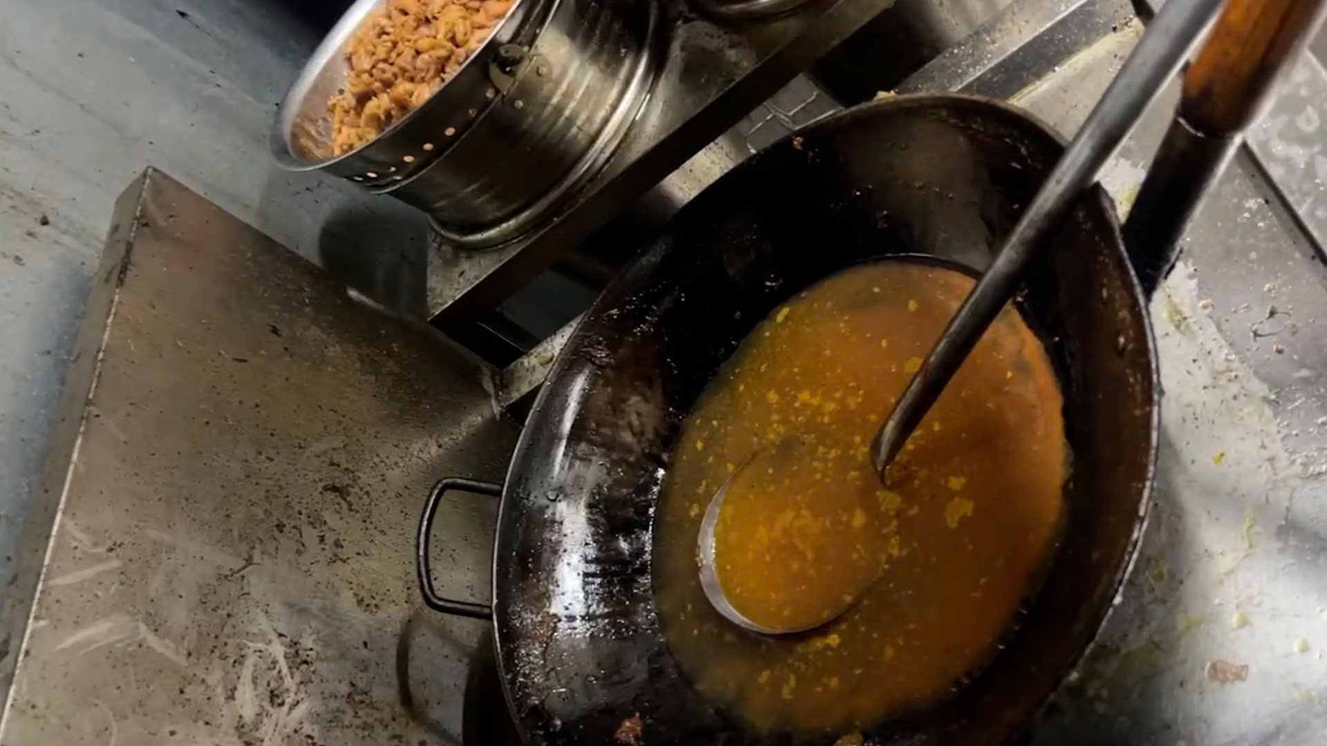 Cơm thố Bách Khoa sau phản ánh khu bếp "nhếch nhác": Khách vẫn ra vào nườm nượp, người khen ngon và tiện, người... hơi lo lắng một chút - Ảnh 3