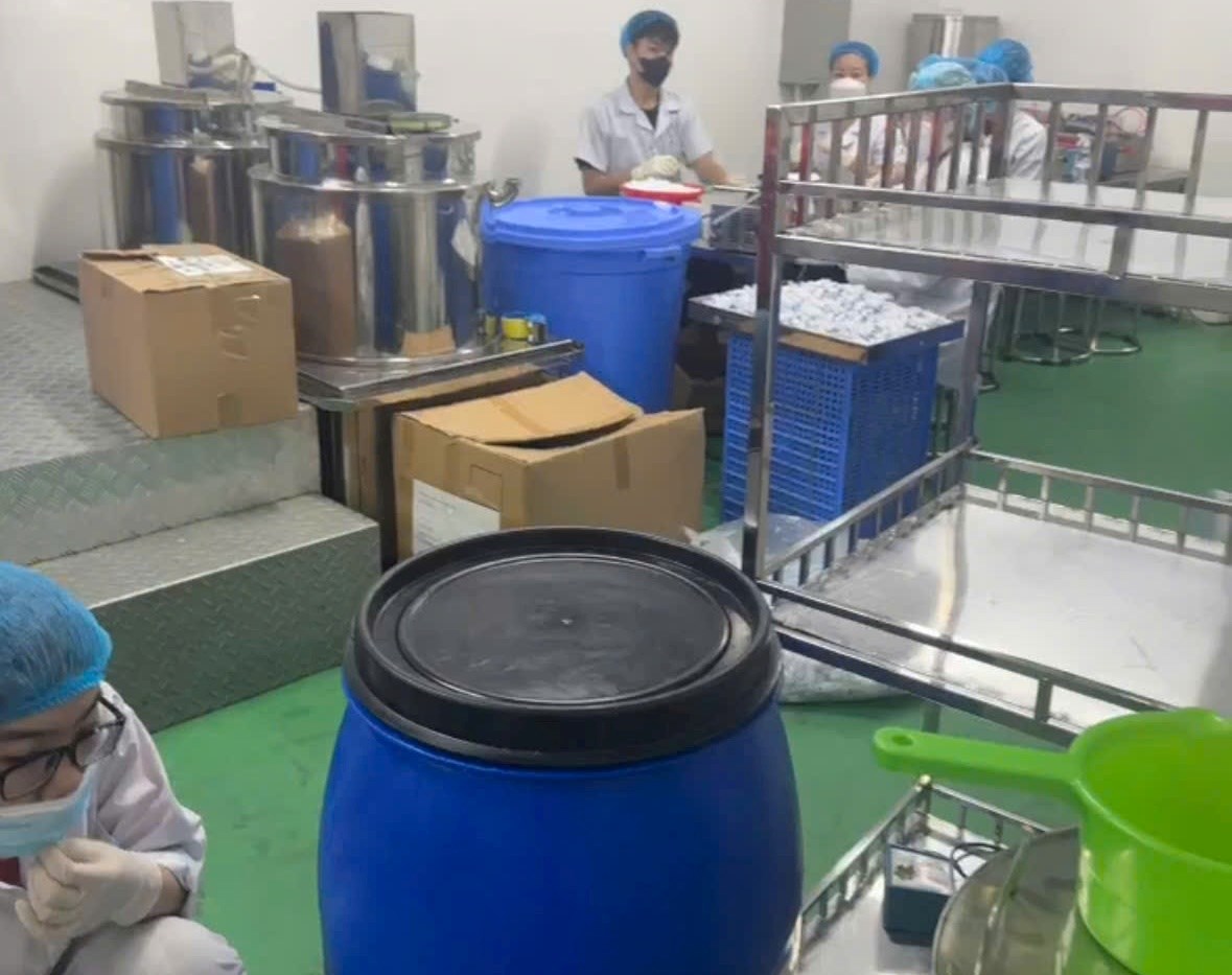 Nóng: 13.000 chai dung dịch vệ sinh phụ nữ giả, suýt vào tay người tiêu dùng - Ảnh 2