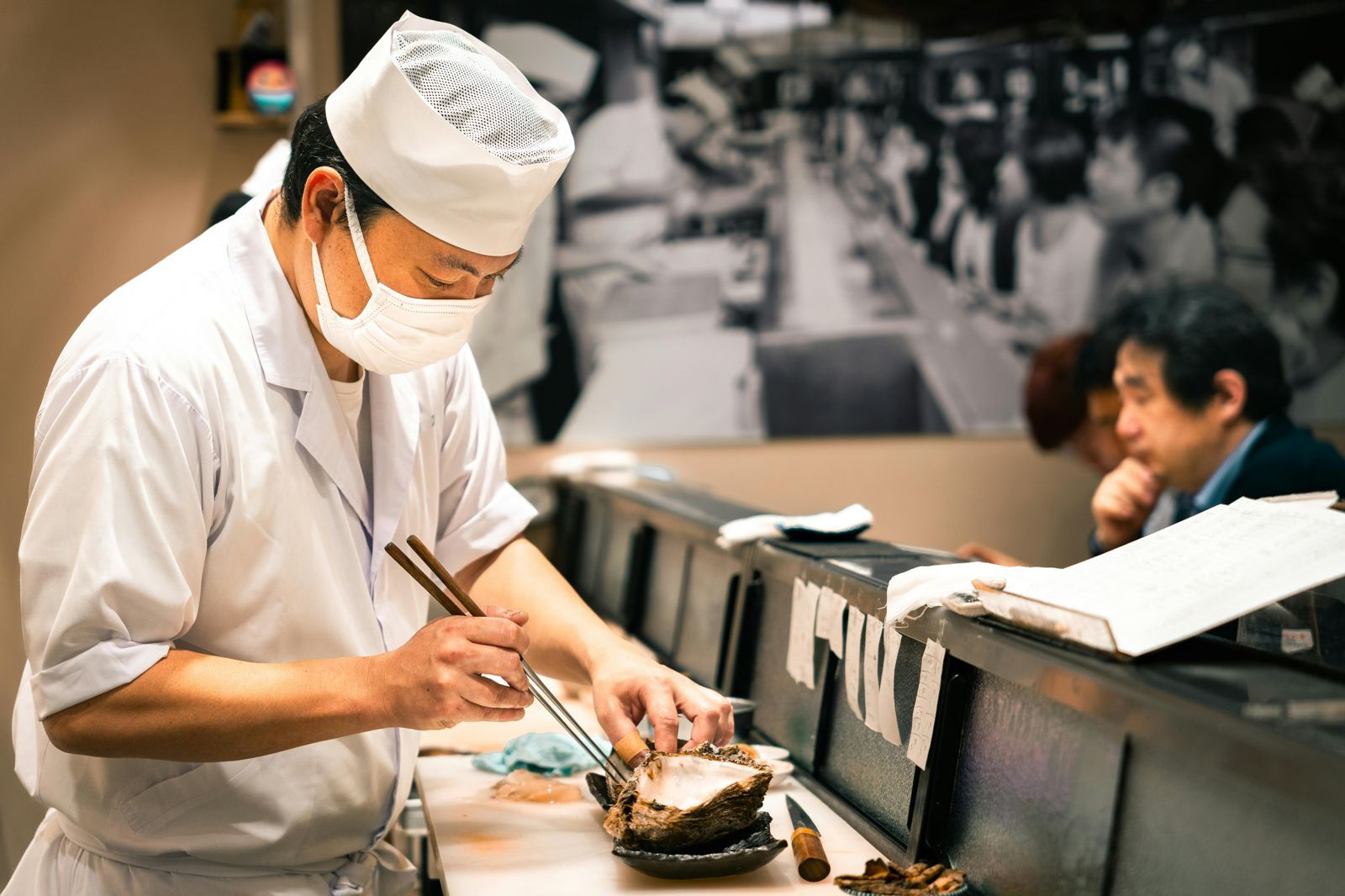 Nhật Bản luôn đi ngược: Nhà hàng chủ động đánh giá khách hàng trước, không đạt chuẩn sẽ cấm cửa không phục vụ - Ảnh 1
