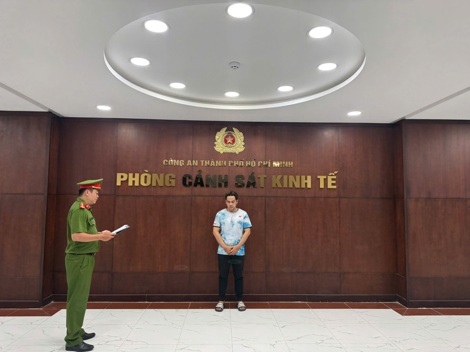 Bắt Nguyễn Trần Việt Hoàng, 33 tuổi tại TP.HCM - chủ chuỗi K.W Sneaker - Ảnh 2