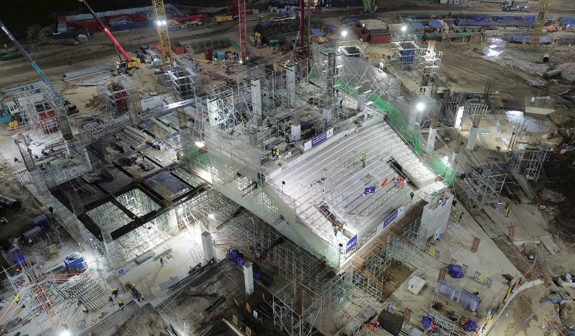 700.000m3 bê tông, 124.000 tấn thép, 5.000 người làm ngày đêm: Cận cảnh công trình kỷ lục TG mới của VN - Ảnh 8