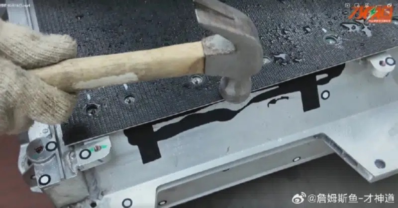 Công nghệ pin 'đỉnh nóc kịch trần' của BYD gây nghi vấn về độ an toàn: Một nhóm người quyết định dùng cưa điện, máy mài đập phá suốt 8 tiếng để tìm câu trả lời - Ảnh 6
