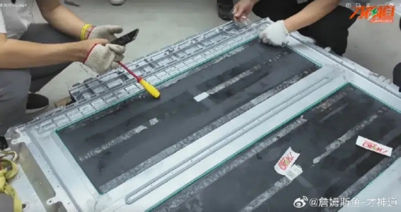 Công nghệ pin 'đỉnh nóc kịch trần' của BYD gây nghi vấn về độ an toàn: Một nhóm người quyết định dùng cưa điện, máy mài đập phá suốt 8 tiếng để tìm câu trả lời - Ảnh 7