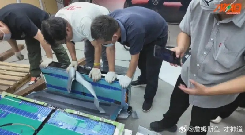 Công nghệ pin 'đỉnh nóc kịch trần' của BYD gây nghi vấn về độ an toàn: Một nhóm người quyết định dùng cưa điện, máy mài đập phá suốt 8 tiếng để tìm câu trả lời - Ảnh 9