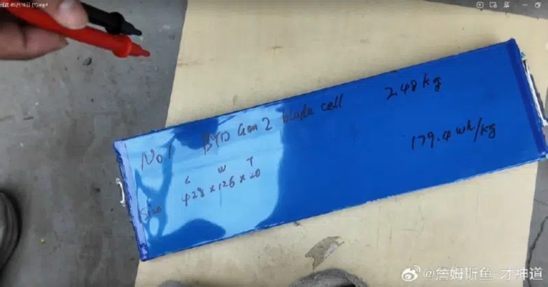 Công nghệ pin 'đỉnh nóc kịch trần' của BYD gây nghi vấn về độ an toàn: Một nhóm người quyết định dùng cưa điện, máy mài đập phá suốt 8 tiếng để tìm câu trả lời - Ảnh 11