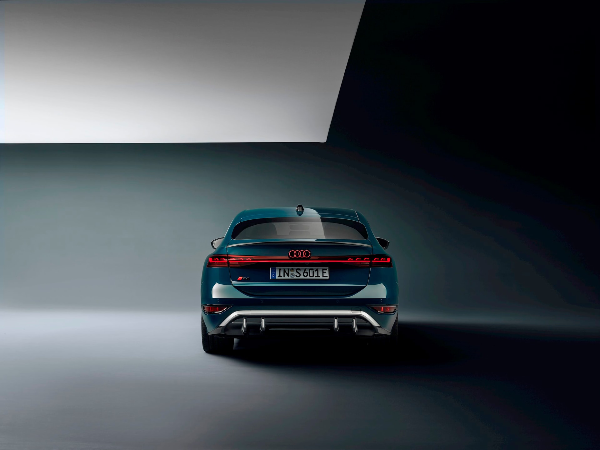 Audi lần đầu mang sedan điện dòng S về Việt Nam: Giá chỉ từ 4,2 tỷ đồng, một lần sạc đầy đi được từ Hà Nội vào đến Huế - Ảnh 4