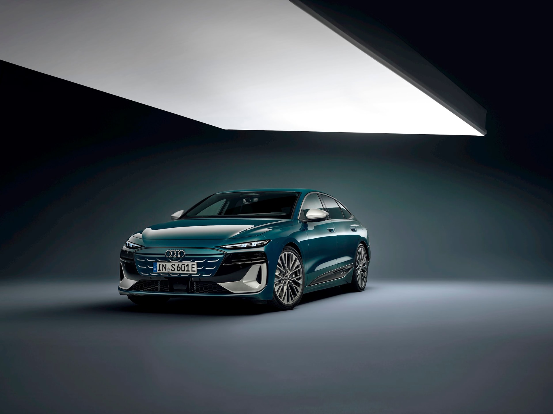 Audi lần đầu mang sedan điện dòng S về Việt Nam: Giá chỉ từ 4,2 tỷ đồng, một lần sạc đầy đi được từ Hà Nội vào đến Huế - Ảnh 2