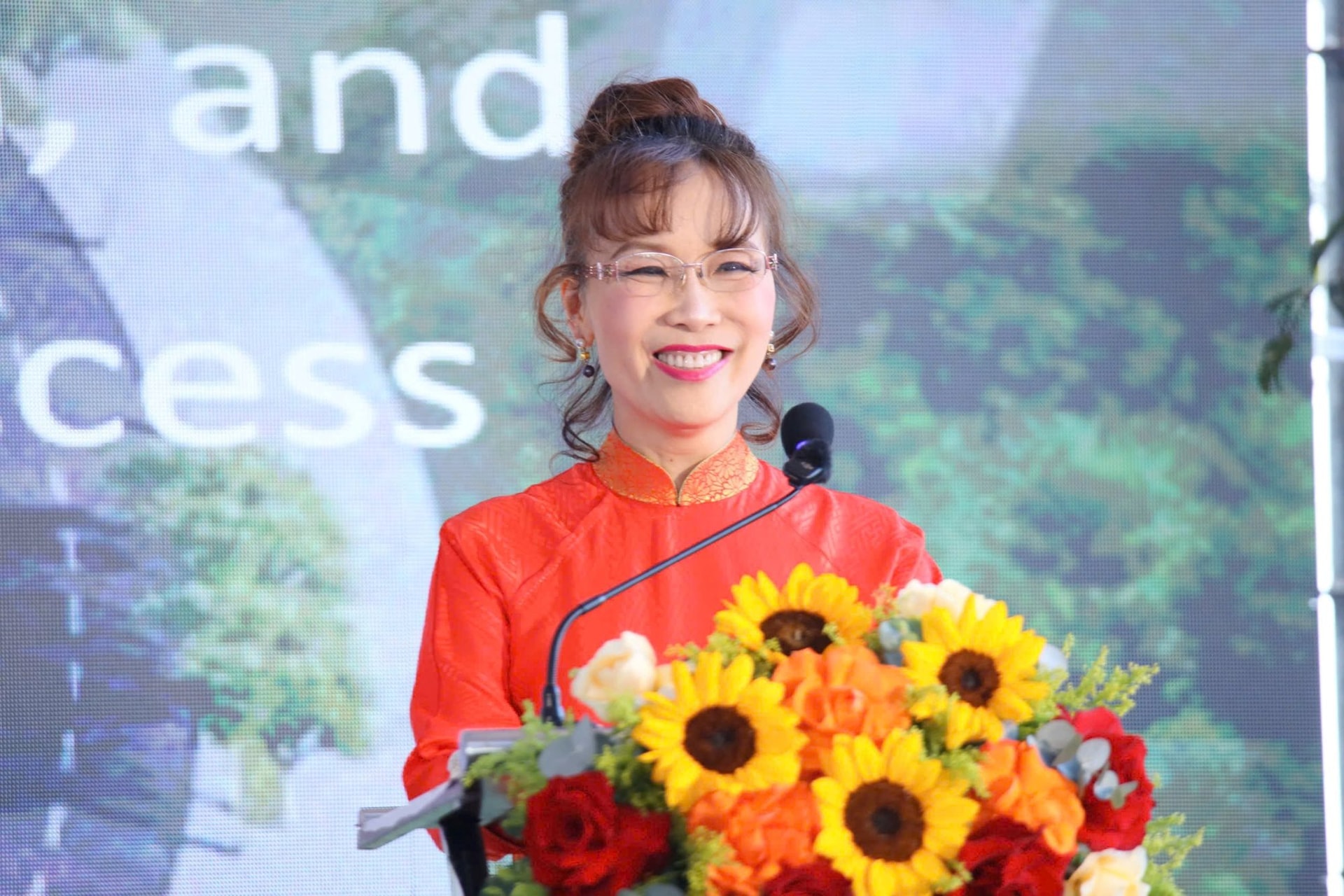 Đã giúp hàng triệu người dân lần đầu tiên có cơ hội bay với chi phí hợp lý, tỷ phú Nguyễn Thị Phương Thảo cam kết giúp hàng không Việt Nam tiên phong vươn ra toàn cầu - Ảnh 1