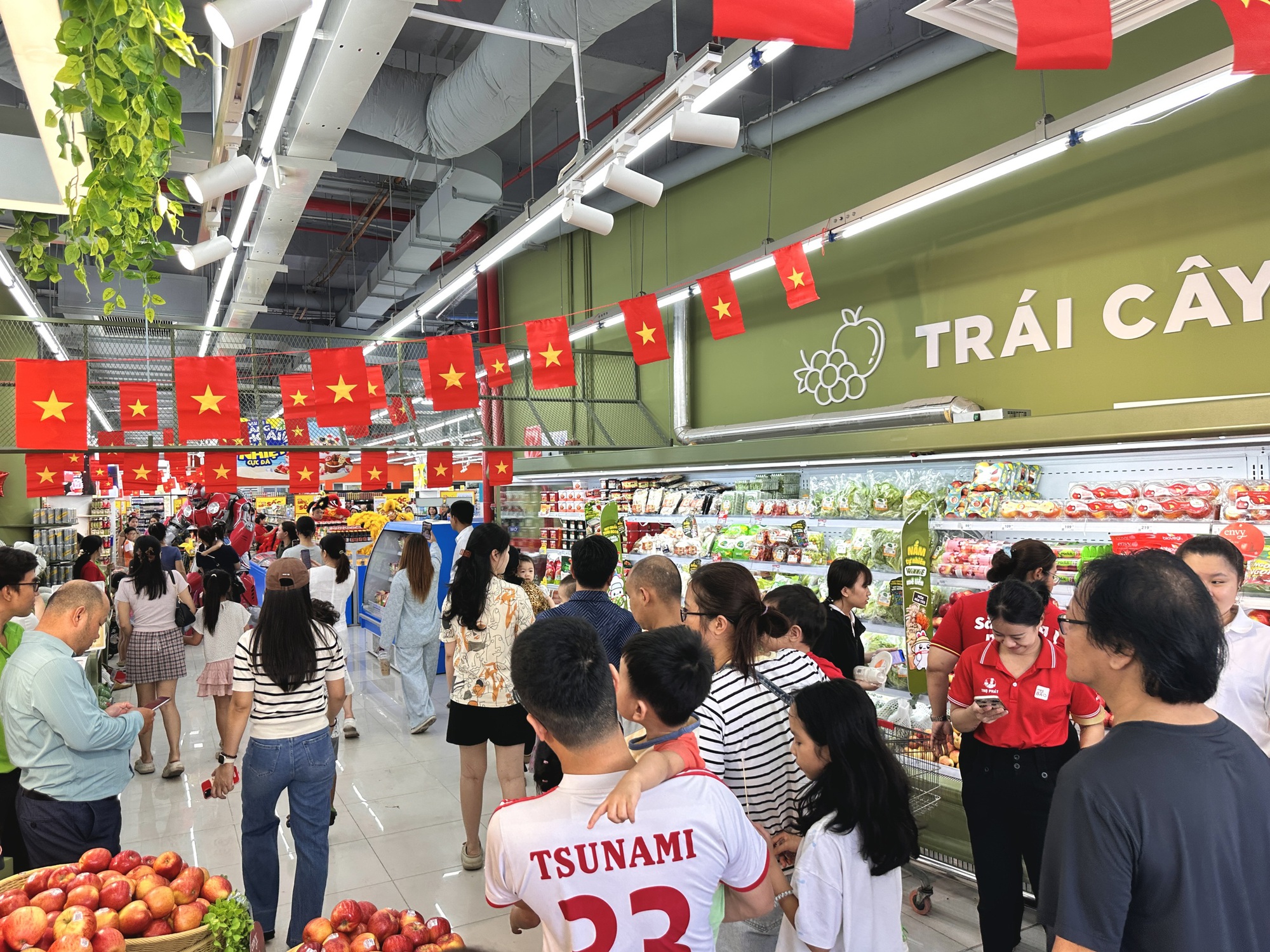 Dòng người đổ về siêu thị, trung tâm thương mại mua sắm - Ảnh 1