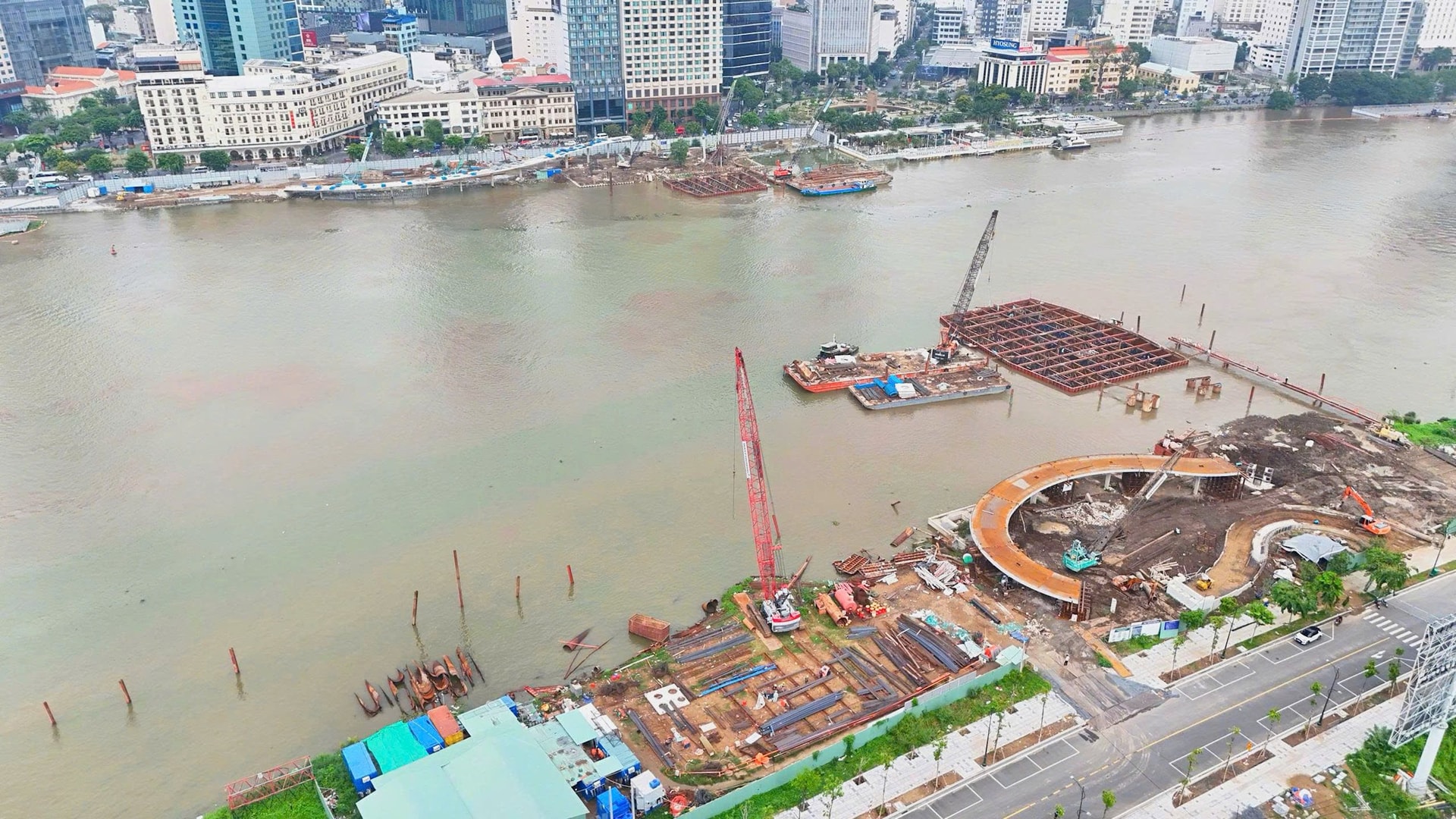 “Lá dừa nước” khổng lồ gần 1.000 tỷ đồng dần hiện ra giữa sông Sài Gòn, dự kiến đưa vào sử dụng dịp Quốc Khánh 2/9 - Ảnh 1