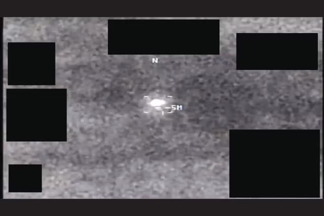 Lầu Năm Góc công bố loạt tài liệu và video mới nhất về UFO - Ảnh 1