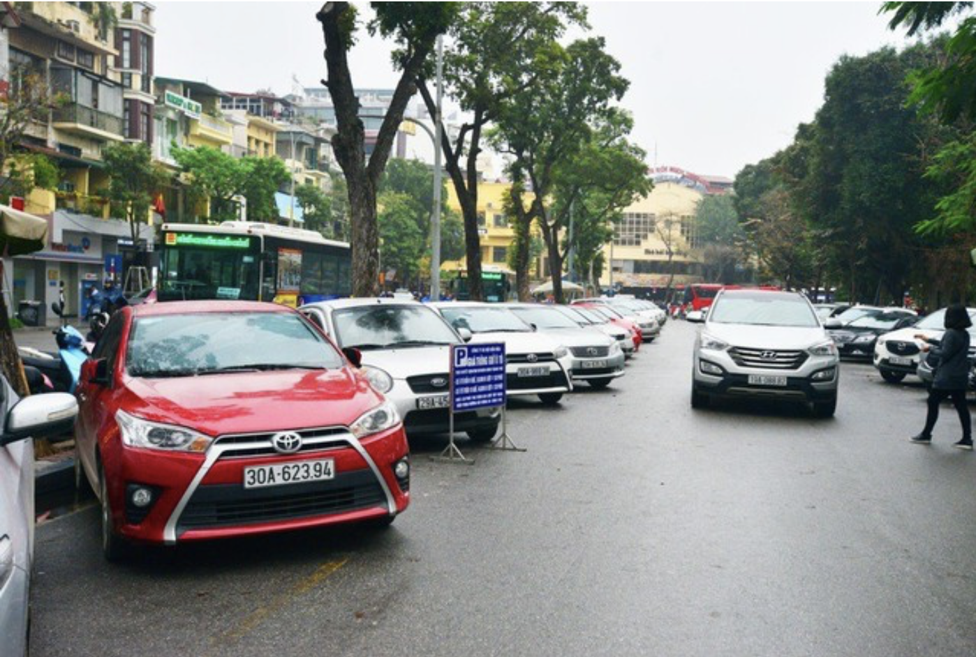 Hà Nội muốn thu phí tối đa tới 400.000 đồng/m2 vỉa hè, lòng đường làm nơi trông giữ ô tô - Ảnh 1