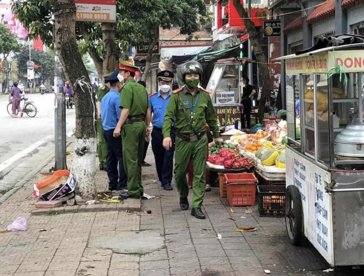 Hà Nội đề xuất tăng tiền phạt hành vi lấn chiếm vỉa hè, lòng đường - Ảnh 1