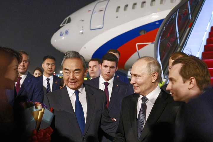 Ngoại trưởng Trung Quốc Vương Nghị ra sân bay đón Tổng thống Nga Putin - Ảnh 1
