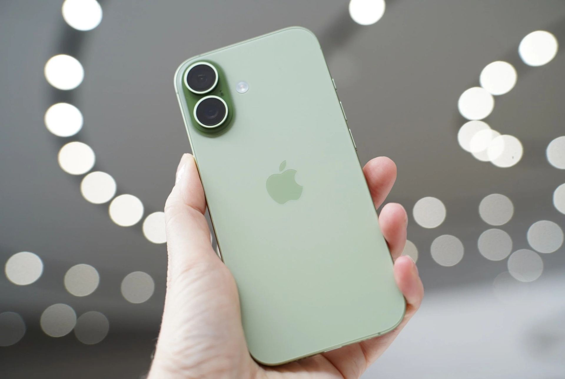 Chiếc iPhone "cháy hàng" toàn cầu, đáng mua nhất hiện nay - Ảnh 1