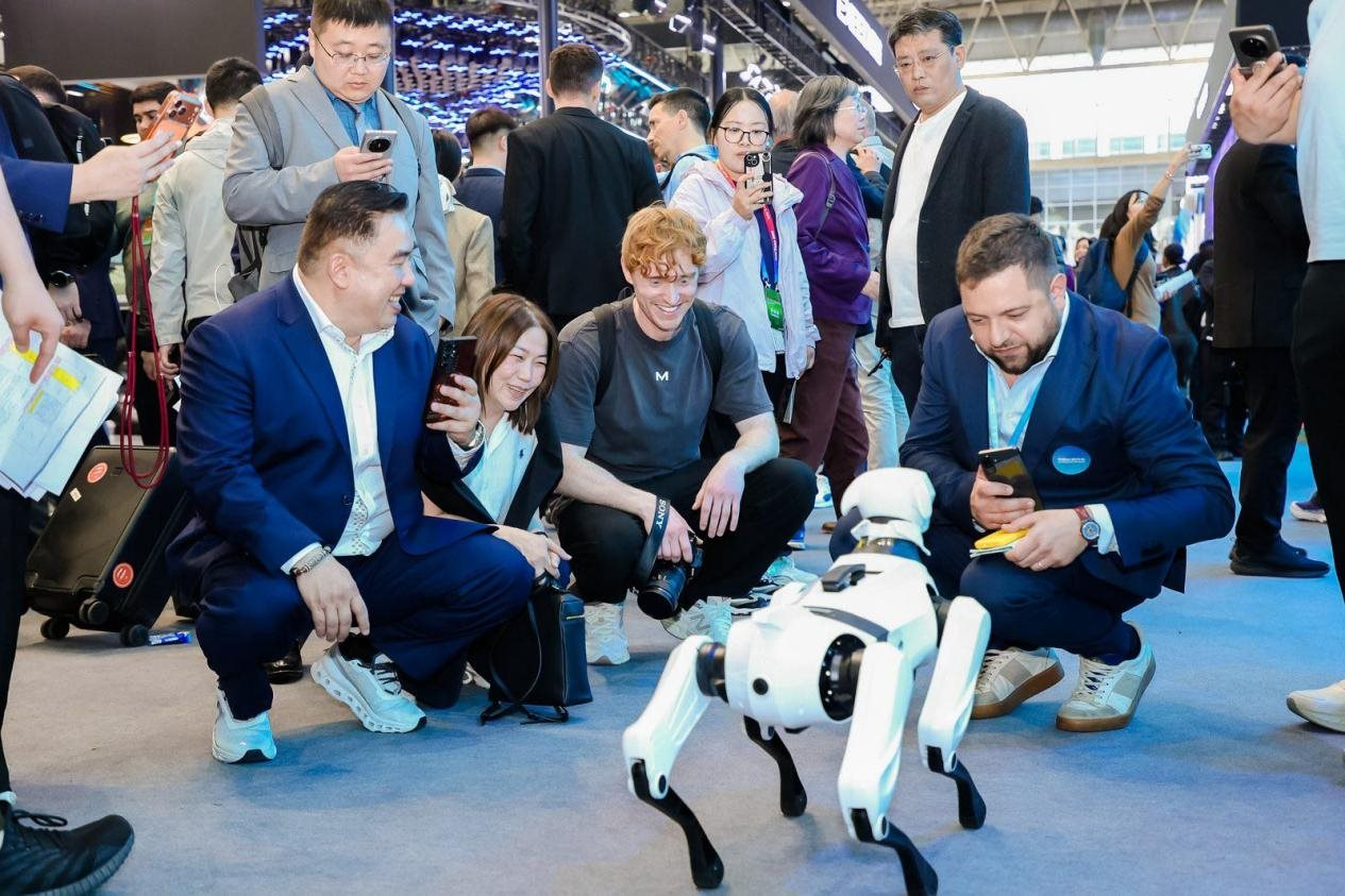 Hãng xe xây nhà máy tại Việt Nam lần đầu cho ra mắt hàng loạt robot thông minh - Ảnh 2