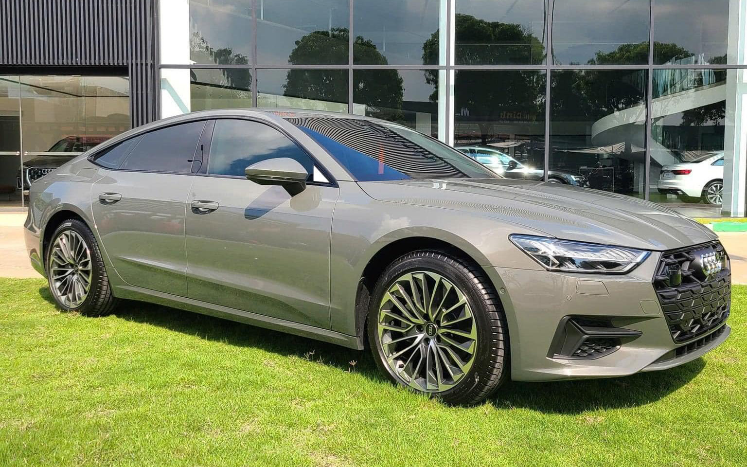 Loạt xe Audi giảm giá, nhiều nhất 300 triệu đồng tại Việt Nam: Q2 rẻ nhất còn hơn 1,46 tỷ, Q6 e-tron mới nhất cũng được giảm sâu - Ảnh 8