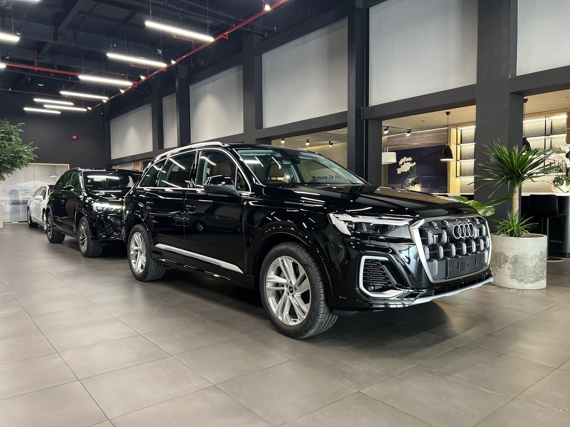 Loạt xe Audi giảm giá, nhiều nhất 300 triệu đồng tại Việt Nam: Q2 rẻ nhất còn hơn 1,46 tỷ, Q6 e-tron mới nhất cũng được giảm sâu - Ảnh 3