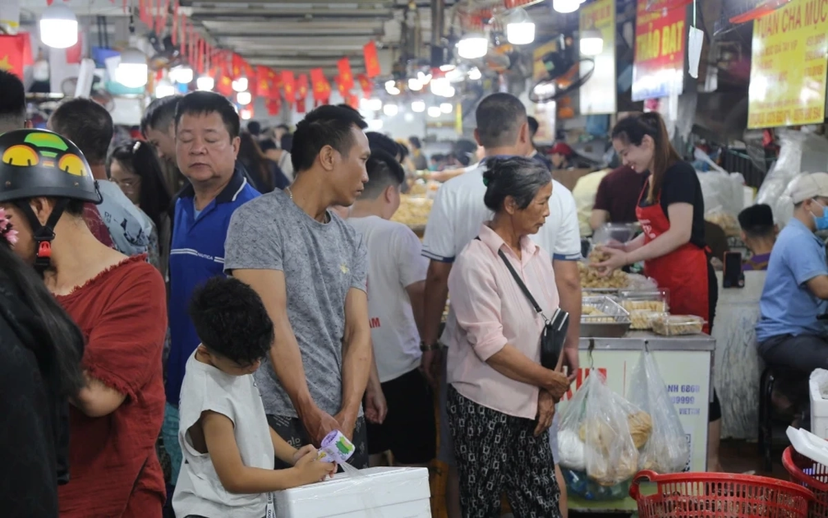 Chưa hết nghỉ lễ khách đã nườm nượp đi mua hải sản mang về