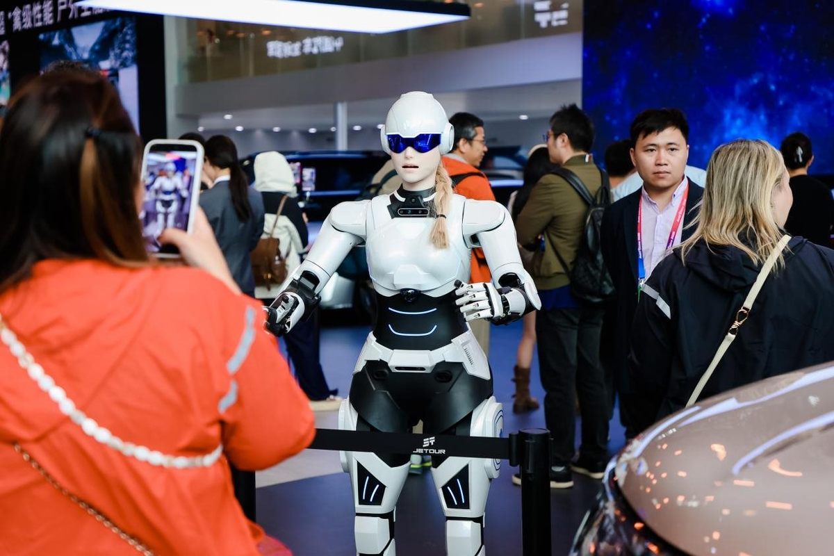 Hãng xe xây nhà máy tại Việt Nam lần đầu cho ra mắt hàng loạt robot thông minh