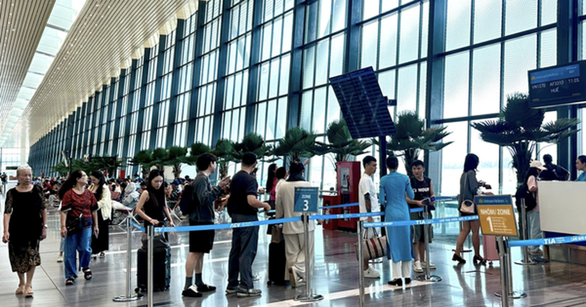 Người dân ùn ùn trở lại TPHCM sau lễ, giá vé máy bay từ Hà Nội vào Nam cao ngang dịp Tết
