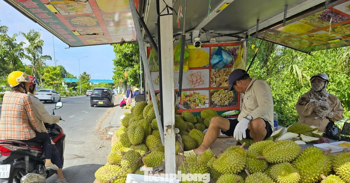Sầu riêng ‘rẻ như bèo’ bán đầy vỉa hè