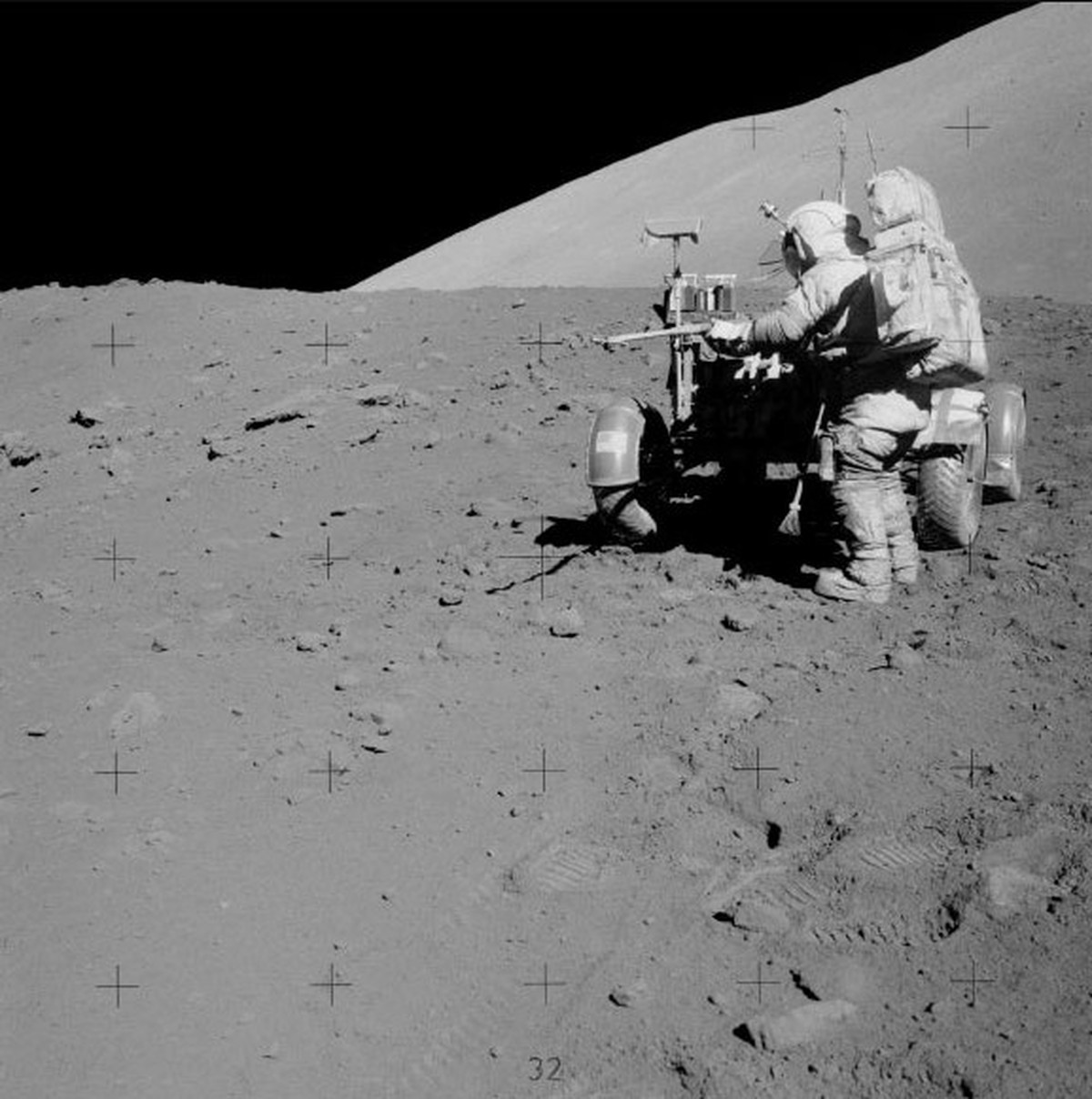 Mở niêm phong mẫu vật Mặt Trăng mang về từ năm 1972, giới khoa học sửng sốt vì một chi tiết