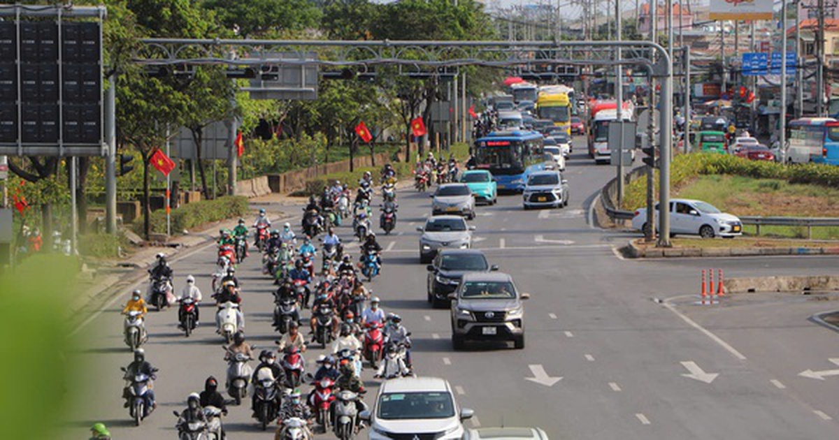 Vỉa hè cửa ngõ phía Tây TP HCM: Dẹp "điểm nóng", mở đường mưu sinh