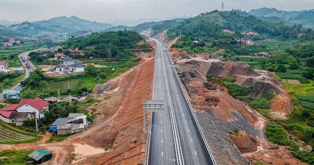 Huy động 2.600 người, 1.200 thiết bị cho dự án cao tốc dài 60km, liên danh Đèo Cả chỉ còn hơn 1 tuần để hoàn thành đoạn tuyến quan trọng