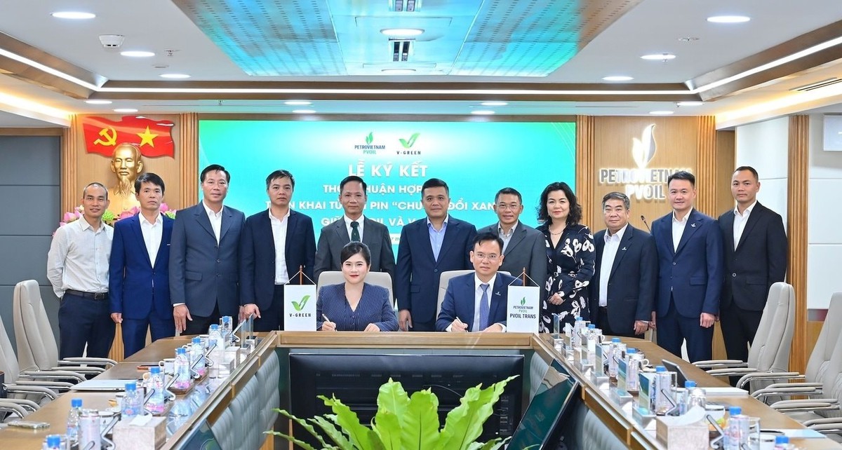 Công ty của tỷ phú Phạm Nhật Vượng bắt tay PVOIL lắp đặt 3.000 tủ đổi pin xe máy điện tại cây xăng đến hết tháng 6