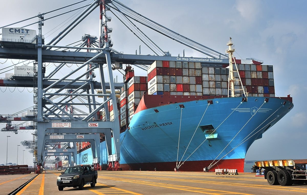 Khoảnh khắc Việt Nam lần đầu tiên đón siêu tàu container lớn nhất thế giới, dài gấp 5 lần máy bay Airbus A380 cập cảng