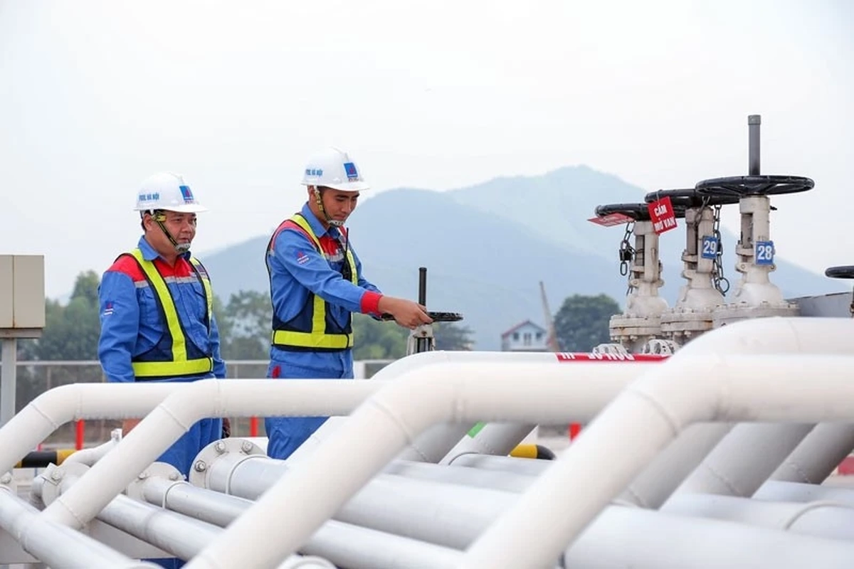 Nhập khẩu xăng dầu tăng mạnh, thương mại Việt Nam đảo chiều